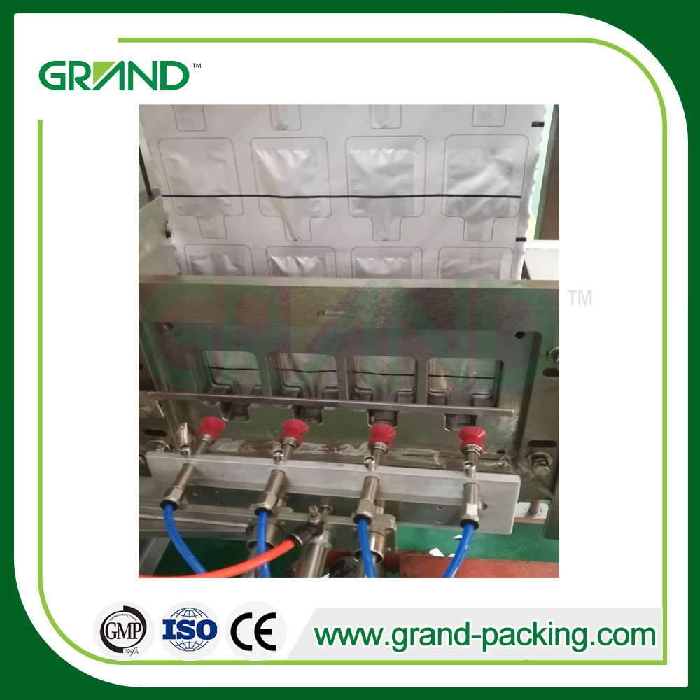  Machine à emballer formée irrégulière de sachet de cachetage multiligne automatique à quatre côtés pour le liquide / poudre / granule