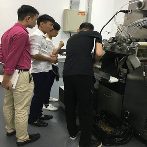 Le client du Vietnam inspectant la machine encapsulataion complètement automatique